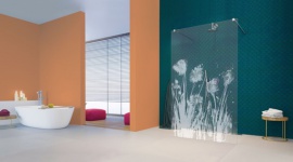 Zamiast porannej kawy - energia kolorów w łazience w stylu boho Dom, LIFESTYLE - Kwiatowe wzory, feeria barw, z pozoru niepasujące do siebie motywy - w tym połączeniu tkwi cały urok. Styl boho to doskonała propozycja dla osób mających ochotę zmienić i tchnąć nowe życie w minimalistyczne i neutralne wnętrza.