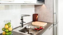 Trend na EKO, czyli jak oszczędzać wodę w kuchni? Dom, LIFESTYLE - Długa, relaksująca kąpiel czy ożywczy prysznic to nie jedyne nawyki, które mogą znacznie nadwyrężyć nasz budżet. Okazuje się, że w kuchni zużywamy zbliżone ilości wody. Dowiedz się co robić, by ograniczyć zużycie wody w kuchni do minimum.