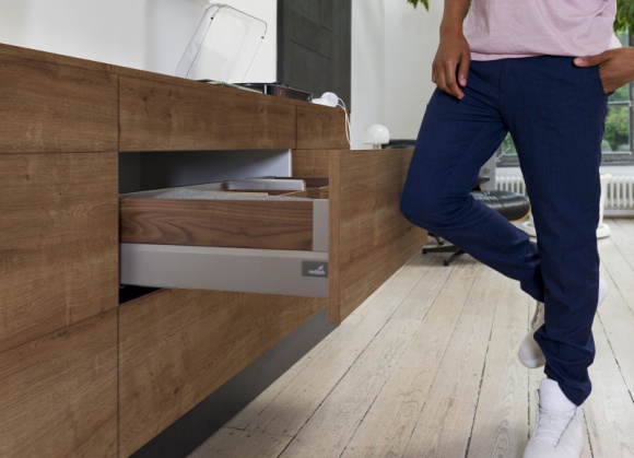 Jak na pierwszy rzut oka rozpoznać dobrego stolarza? Dom, LIFESTYLE - Fronty w jego meblach mają idealnie równe szczeliny, tworząc prostopadłe i równoległe linie. Są tak wąskie, że niemal niewidoczne. Jak oni to robią?