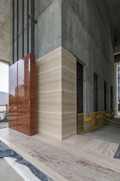 Szlachetne okładziny kamienne i tafle szkła w lobby Mennica Legacy Tower Dom, LIFESTYLE - Prawdziwym symbolem budynku będzie całkowicie przeszklone 12-metrowe lobby, w którym znajdzie się m.in. 9-metrowa ściana wodna, umiejscowiona tuż za recepcją główną.