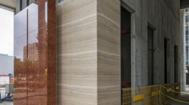 Szlachetne okładziny kamienne i tafle szkła w lobby Mennica Legacy Tower