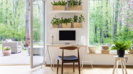 Luz, komfort i światło! Jak urządzić home office? Dom, LIFESTYLE - Popularność samozatrudnienia wciąż rośnie, a wraz z nim zwiększa się liczba Polaków, którzy coraz częściej pracują w domu. Warto pamiętać o kilku prostych zasadach, które pomagają stworzyć służący efektywnej pracy home office.