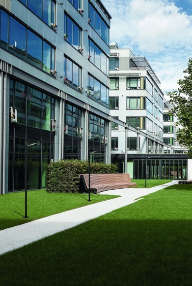 Światło w ogrodzie: lampy PATHWAY LED marki Nowodvorski Lighting Dom, LIFESTYLE - Lampy zewnętrzne to niezbędny element posesji, który z jednej strony umożliwia jej oświetlenie, z drugiej zaś nadaje przestrzeni wyjątkowego charakteru.