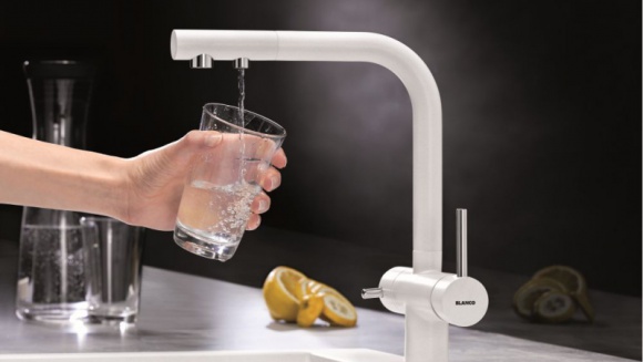 Lej wodę z głową! Dom, LIFESTYLE - Ekologia nie wychodzi z mody i oby nigdy nie wyszła! Staje się coraz wyraźniejszym trendem, wywierającym wpływ na ostateczny design i funkcjonalność sprzętów domowych. Troska o środowisko jest szczególnie istotna w kuchni – gdzie zużywamy znaczne ilości wody.