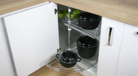 Ten trudny róg Dom, LIFESTYLE - Dolne szafki rogowe to jedno z najbardziej pojemnych, a jednocześnie najbardziej problematycznych miejsc w kuchni. Trudno dostępne, bardzo często pozostają nie w pełni zagospodarowane. Jak wykorzystać ich potencjał i przestrzeń, którą kryją?