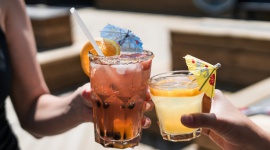 Jak zorganizować wyjątkową imprezę nie martwiąc się o porządki? Dom, LIFESTYLE - Lato to czas, kiedy mamy więcej czasu na przyjemności i zabawę. W tym okresie organizowanych jest wiele imprez, nie tylko tych plenerowych, ale również tzw. domówek.