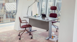 Sprawdzone sposoby na przetrwanie jesieni w biurze Dom, LIFESTYLE - Z jednej strony piękna i kolorowa, z drugiej szaro-bura i depresyjna – jesień, bo o niej mowa, ma różne oblicza. Choć ta pora roku ma zarówno swoich przeciwników jak i zwolenników, jedno jest pewne – to bardzo trudny czas dla naszego organizmu.