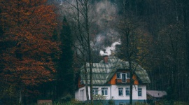 Zbliża się sezon grzewczy – jak się do niego przygotować? Dom, LIFESTYLE - Już za kilka dni rozpocznie się astronomiczna jesień – to pierwszy sygnał dla właścicieli domów jednorodzinnych o rozpoczęciu sezonu grzewczego. Co to oznacza w praktyce? Przede wszystkim konieczność wykonania czyszczenia komina i kontroli stanu całej instalacji.