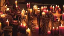 Świeczka: „mała czarna” wśród dodatków Dom, LIFESTYLE - Synonimem małej czarnej jest uniwersalność – będzie odpowiednia zarówno na uroczystą kolację, jak i do pracy albo na niezobowiązujące wyjście z przyjaciółmi. Podobnie jest ze świeczkami – będą pasowały do każdego wnętrza, a czasami i na zewnątrz.