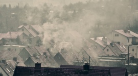 Czy na pewno wiesz, czym oddychasz? Obalamy 4 mity na temat smogu Dom, LIFESTYLE - Jesienią i zimą dużo słyszymy o smogu. Wokół tego tematu narosło wiele mitów i nieprawdziwych przekazów. Warto się im przyjrzeć i sprawdzić, które z nich są prawdziwe. Skąd bierze się smog, jaki ma wpływ na nasz organizm i jak można się go pozbyć?