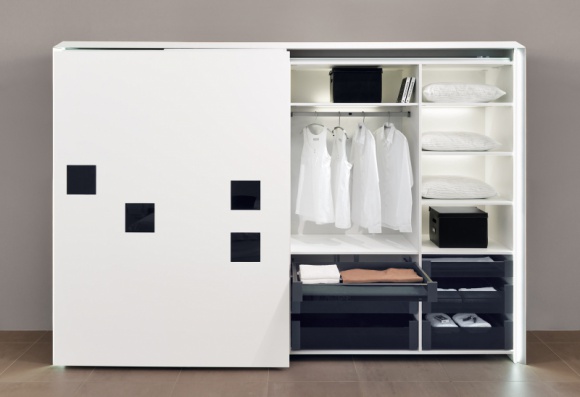 Z zewnątrz nieskazitelna biel, a ze środka eksploduje kolor! Dom, LIFESTYLE - Trendsetterzy mówiący, że nastała moda na mocne kolory, nie mieli wcale na myśli detronizacji bieli. Ona wciąż rządzi na frontach mebli, za to do ich środka wkroczyły mocne akcenty i piękne dekory.