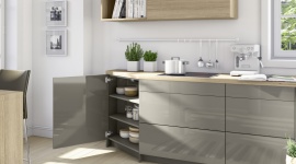 Mały zawias, a ma tyle zadań do wykonania Dom, LIFESTYLE - Uchwyty meblowe są zupełnie niepotrzebne do komfortowego otwierania frontów. Wiele zadań przejęły na siebie... zawiasy. Doposażone w system Push to open Silent otwierają drzwiczki po ich lekkim naciśnięciu, a do tego zadbają, by delikatnie się domykały.