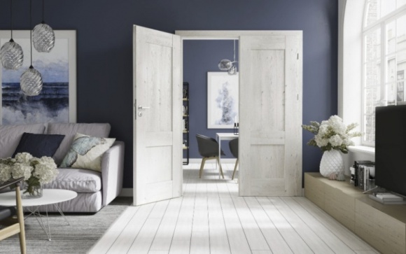 Co wpływa na styl drzwi? Dom, LIFESTYLE - Każdy element zdobienia drzwi, nawet niewielki i na pierwszy rzut oka niezauważalny, może determinować ich styl, nadając skrzydłom odmienny charakter. Frezowanie, układ płycin na skrzydle, kolor, przeszklenia czy akcesoria drzwiowe na swój oryginalny sposób urozmaicą aranżację.