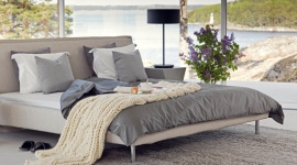 Blisko natury – nowy model łóżka Norfolk MTI-Furninova Dom, LIFESTYLE - Proste formy i stonowana kolorystka to przepis na sypialnię w skandynawskim stylu. Doskonale wie o tym producent mebli tapicerowanych MTI Furninova, którego najnowszy model łóżka Norfolk Bed LC łączy te cechy z wysoką jakością oraz inspiracjami prosto z natury.
