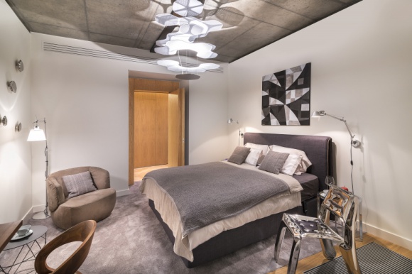 Oskar Zięta odpowiedzialny za aranżację wnętrz apartamentu na Złotej 44 Dom, LIFESTYLE - Projekt aranżacji wnętrz najnowszego apartamentu pokazowego powierzono Oskarowi Zięcie. Koncept dla tej wymagającej marki z branży budownictwa mieszkaniowego zrealizował z prawdziwą designerską energią i fantazją.