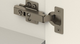 Metalla+: pierwszy taki zawias na rynku Dom, LIFESTYLE - Na rynku zawiasów meblowych jest w tej chwili dostępnych wiele rozwiązań wykorzystujące rozmaite technologie ruchu, regulacji, montażu czy hamowania.