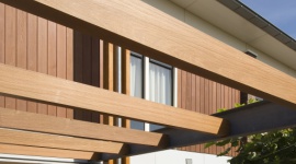 Jak zadbać o drewnianą architekturę w ogrodzie w czasie jesienno-zimowym?