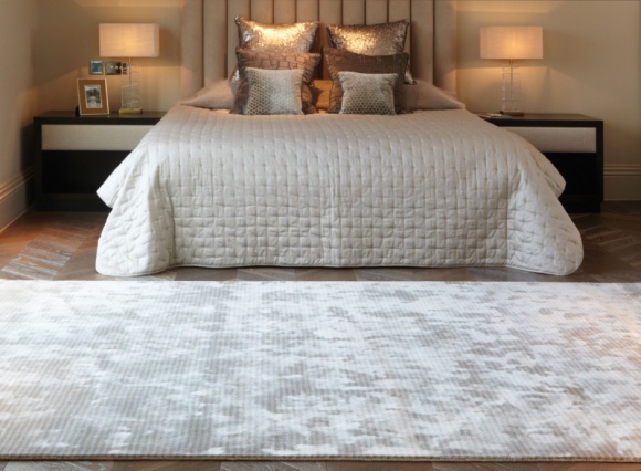 Jaki dywan wybrać do sypialni? Dom, LIFESTYLE - Sypialnia to jedno z najważniejszych pomieszczeń w każdym domu. Spędzamy w niej bowiem niemal 1/3 doby, oddając się błogiemu odpoczynkowi i marzeniom sennym. Aby wnętrze to rzeczywiście było miejscem niczym niezmąconego relaksu, musi zostać odpowiednio zaaranżowane.