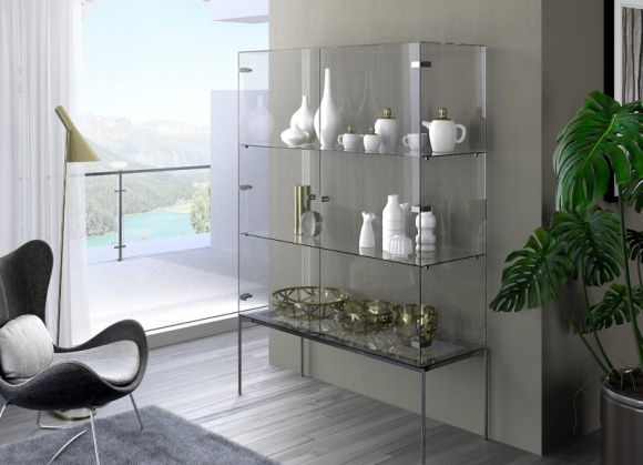 Czysta elegancja Dom, LIFESTYLE - Szklane drzwiczki w witrynach stawiają wysokie wymagania: muszą być zamocowane na specjalnych zawiasach, które utrzymają cienką taflę i podobnie jak w klasycznych meblach z drewna - chcą się cicho i delikatnie domykać.
