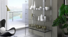 Czysta elegancja Dom, LIFESTYLE - Szklane drzwiczki w witrynach stawiają wysokie wymagania: muszą być zamocowane na specjalnych zawiasach, które utrzymają cienką taflę i podobnie jak w klasycznych meblach z drewna - chcą się cicho i delikatnie domykać.