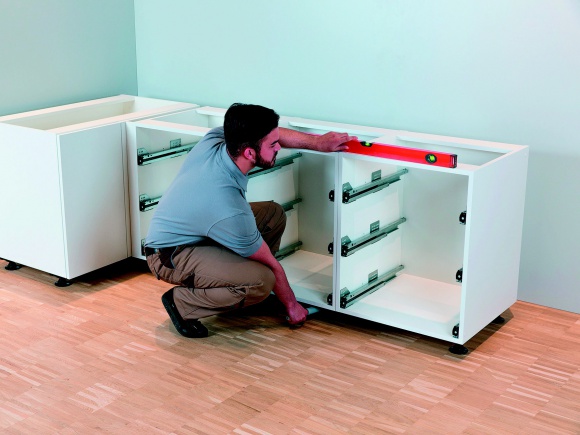 Meble w jednej linii. Jak je poziomować? Dom, LIFESTYLE - Prawidłowo wypoziomowane meble zwiększają komfort ich użytkowania oraz pozytywnie wpływają na pracę zawiasów czy szuflad. Regulacja stopek może być jednak czynnością frustrującą.