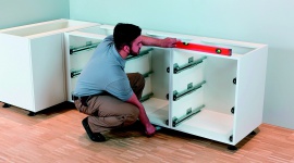 Meble w jednej linii. Jak je poziomować?