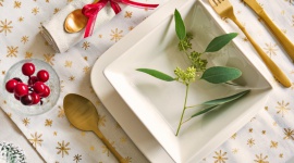 Action inspiruje: Ponadczasowe trendy dekoracji świątecznego stołu na każdą kies Dom, LIFESTYLE - Wigilijna kolacja z rodziną to najważniejsze wydarzenie Świąt Bożego Narodzenia. Właściwa dekoracja stołu jest kluczem do stworzenia wyjątkowej atmosfery, która sprawi, że wieczór na długo pozostanie w pamięci bliskich.