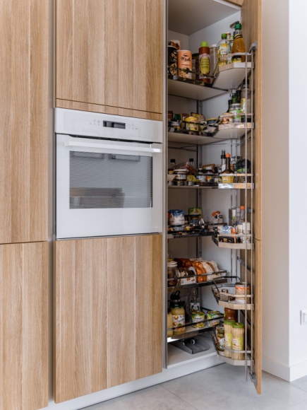 Jak zorganizować wygodną strefę przechowywania zapasów w kuchni? Dom, LIFESTYLE - Choć na przestrzeni ostatnich dekad kuchnia znacznie zmieniła swoje oblicze nadal kojarzy się z jedzeniem - jego przygotowywaniem i przechowywaniem. To w kuchni magazynowana jest żywność.
