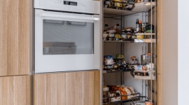 Jak zorganizować wygodną strefę przechowywania zapasów w kuchni?