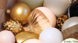 Świąteczne ozdoby w perłowym wydaniu Dom, LIFESTYLE - Połyskujące perłowym blaskiem dekoracje to niezawodny przepis, by wyczarować magiczny klimat na święta. Mieniąc się odcieniami srebra czy złota będą stanowić najpiękniejszą ozdobę domowych wnętrz, szczególnie gdy wykonamy je własnoręcznie.