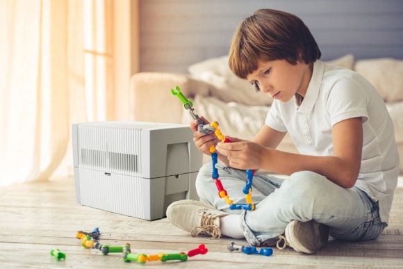 Jak chronić się przed smogiem? Dom, LIFESTYLE - Gdy nadchodzi jesień, w miastach oraz wzdłuż tras samochodowych w całej Polsce coraz częściej pojawia smog. Gdy przebywamy na zewnątrz, niewiele możemy zrobić. W samochodzie pomóc nam może fitr przeciwpyłkowy, w domu zaś ratunkiem mogą być rośliny i oczyszczacze powietrza.