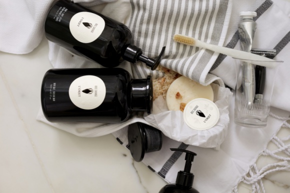 Zimowy relaks według Salonu Archidzieło Dom, LIFESTYLE - Najlepszym pomysłem na rozgrzanie się po spacerze w mroźne, zimowe popołudnie są gorąca kąpiel oraz filiżanka aromatycznej herbaty. Propozycje z Salonu Archidzieło pomogą stworzyć prawdziwy rytuał, który uprzyjemni chłodne miesiące.