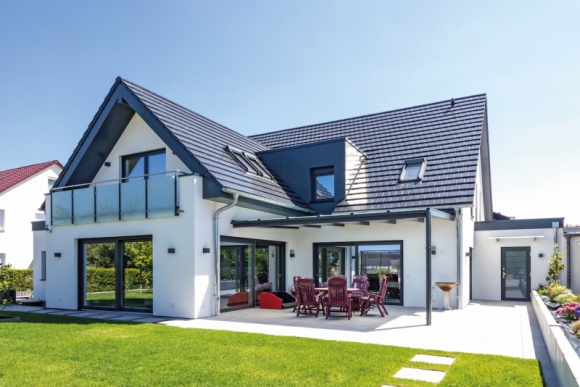 Jak idealnie dopasować dach i wykończenie bryły architektonicznej domu? Dom, LIFESTYLE - Pokrycie dachu zwykle determinuje wybór barwy i materiału, którym będzie wykończona elewacja oraz pozostałe elementy bryły naszego domu.