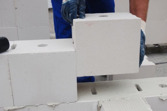 Czy prace budowlane można prowadzić zimą? Dom, LIFESTYLE - Do niedawna w okresie zimowym życie na budowach niemal zamierało. Na rynku pojawia się jednak coraz więcej produktów, które można stosować przy niższych temperaturach.