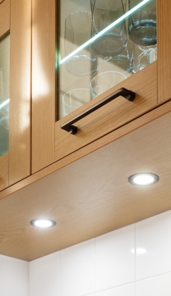 Jak oświetlić kuchnię, aby była piękna i funkcjonalna? Dom, LIFESTYLE - Urządzając kuchnię powinniśmy pamiętać o odpowiednim oświetleniu jej poszczególnych stref. Prawidłowo dobrane rozwiązania dodają wnętrzu klimatu, doświetlają blaty i pozwalają lepiej dostrzec to, co kryją kuchenne szafki i szuflady.