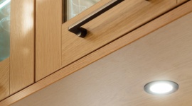 Jak oświetlić kuchnię, aby była piękna i funkcjonalna? Dom, LIFESTYLE - Urządzając kuchnię powinniśmy pamiętać o odpowiednim oświetleniu jej poszczególnych stref. Prawidłowo dobrane rozwiązania dodają wnętrzu klimatu, doświetlają blaty i pozwalają lepiej dostrzec to, co kryją kuchenne szafki i szuflady.