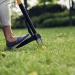 Jaki prezent dla Babci i Dziadka? – inspiracje ogrodowe Fiskars