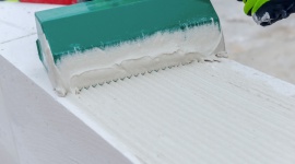 Murowanie na cienką spoinę – dlaczego warto i jak uniknąć błędów?