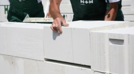 Na co zwrócić uwagę przy wyborze bloczków z betonu komórkowego? Dom, LIFESTYLE - Dzięki swoim licznym zaletom beton komórkowy jest materiałem chętnie wybieranym zarówno do budowy domów jednorodzinnych i wielorodzinnych, jak też wznoszenia obiektów niemieszkalnych. Decyzja o rodzaju materiału to jednak nie koniec dylematów.