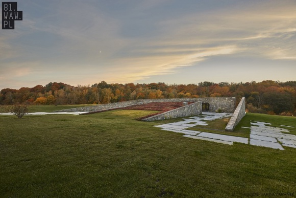 Dom Polny ukryty pośród pól Dom, LIFESTYLE - Dom Polny jest kolejnym projektem architektów z warszawskiej pracowni 81.waw.pl. Głównym założeniem realizacji i podstawowym wymogiem inwestora było oddzielenie budynku od ulicy oraz wkomponowanie go w otaczający polny krajobraz.