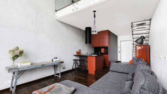 Surowe piękno loftu na warszawskim Mokotowie Dom, LIFESTYLE - Industrialny apartament na warszawskim Mokotowie to prawdziwy raj dla wszystkich miłośników loftowych przestrzeni. Chłód betonu idealnie koresponduje z designerskim oświetleniem i wyposażeniem w kolorze nasyconej czerwieni. Jest energetycznie, nonszalancko i z charakterem.