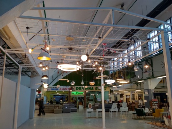 TooLight – nowa marka w Centrum Handlowym Fasty Dom, LIFESTYLE - TooLight to nowa marka oświetleniowa, która wzbogaciła ofertę firmy Podlasiak. Nowoczesne lampy sufitowe, ścienne oraz kinkiety kupimy w Centrum Handlowym Fasty.