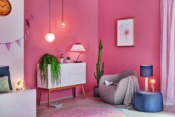 Jaka lampa do mieszkania? Dopasuj ją do wystroju Dom, LIFESTYLE - Wybranie odpowiedniej lampy jest wyzwaniem? Mieszkanie w stylu miejskiej dżungli, nowoczesnym czy skandynawskim – każde wymaga dopasowanego oświetlenia. Podpowiadamy czym się kierować, by wszystko do siebie pasowało.