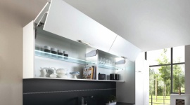 Jak szablony ułatwiają pracę stolarza? Dom, LIFESTYLE - Nowoczesne okucia meblowe ułatwiają pracę stolarzy i zwiększają zadowolenie klientów. Montaż podnośnika praktycznie jedną ręką czy beznarzędziowe instalowanie frontu to czysta przyjemność – podobnie jak prosty i szybki montaż podnośników z wykorzystaniem szablonów.