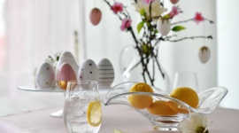 Prostota i ekstrawagancja w jednym, czyli szklana aranżacja stołu na Wielkanoc Dom, LIFESTYLE - Świeże kwiaty, własnoręcznie malowane pisanki i zapach świeżo upieczonego mazurka składają się na niezapomniany, wielkanocny czas.