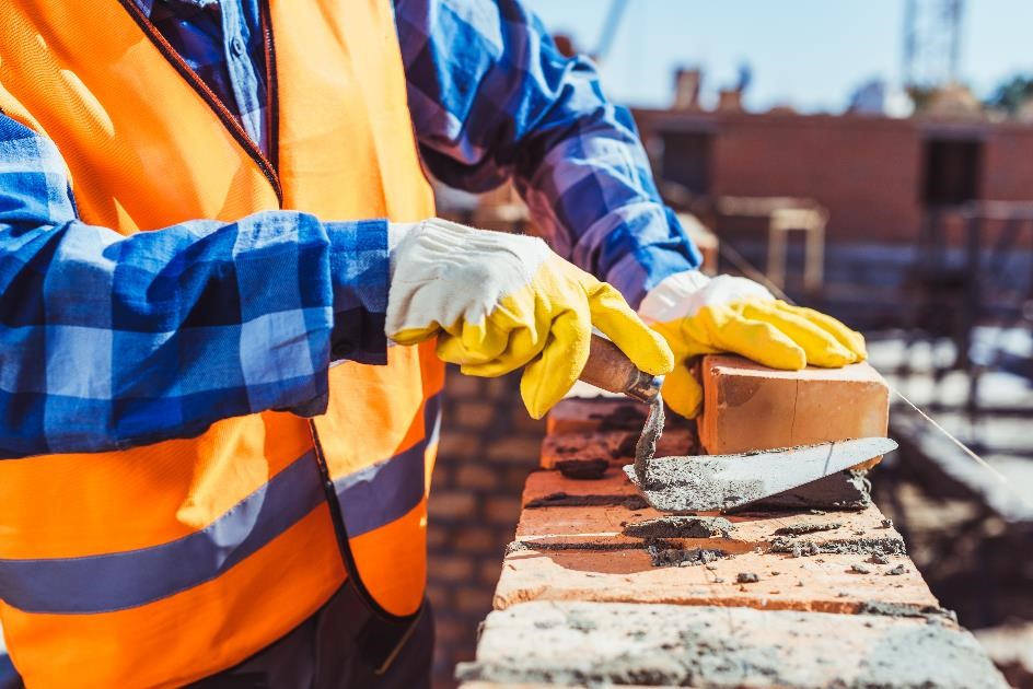 Budowa domu: nawet pół roku oczekiwania na sprawdzoną ekipę