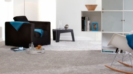 Najpopularniejsze rodzaje wykładzin dywanowych – jak wybrać? Dom, LIFESTYLE - Chyba każdy z nas zna to nieprzyjemne uczucie, gdy zaraz po wstaniu z łózka trafiamy bosą stopą na chłodne w dotyku panele. Wielu rodzicom zdarzyło się też zwracać uwagę swoim pociechom, by nie bawiły się na podłodze, bo jest zimna i łatwo się od niej przeziębić.