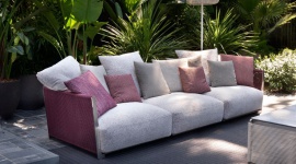 Flexform w plenerze Dom, LIFESTYLE - Włoska marka Flexform od lat uznawana jest za producenta najwygodniejszych mebli wypoczynkowych. Zaprojektowana przez Antonio Citterio w 2001 roku modułowa sofa Groundpiece jest najchętniej kupowaną i najbardziej rozpoznawalną sofą segmentu premium na świecie.