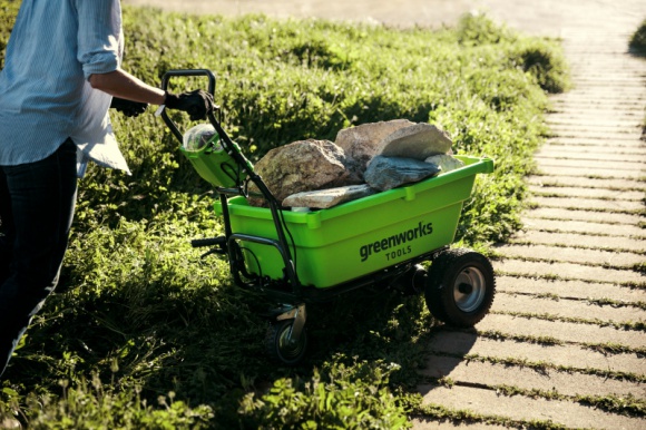 Jakie maszyny wyręczą nas w ogrodzie? Dom, LIFESTYLE - Co wyręczy nas w pracy wokół domu? Kosiarka do trawy zamiast kosy, pilarka zastępująca piłę ręczną „moja-twoja” czy elektryczna łuparka do drewna. Dzięki nim większość prac w domu i ogrodzie możemy wykonać szybciej, bez wysiłku i bezpieczniej.