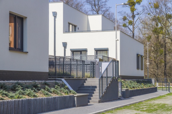 Mieszkanie w stylu minimalistycznym. Jakie są nadrzędne zasady aranżacji? Dom, LIFESTYLE - Minimalizm od dobrych kilku lat jest widoczny w wielu sferach życia – od trendu „no waste”, przez modę, design, architekturę, po urządzanie swojej najbliższej przestrzeni życiowej. Dlaczego jest tak popularny?